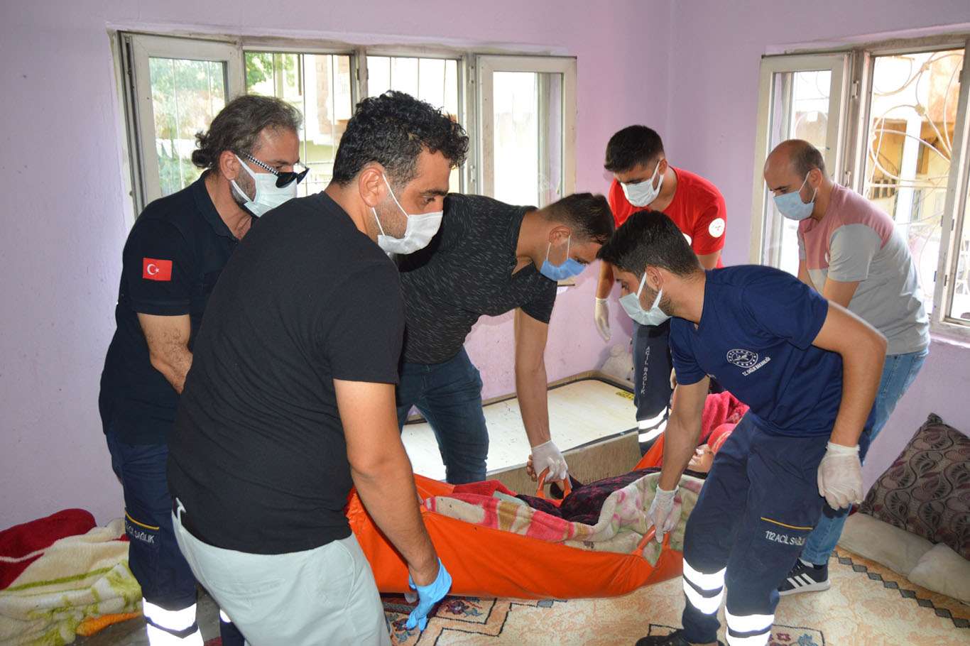 ​Zihinsel engelli 2 çocuğuyla yaşam savaşı veren hasta anneye sahip çıkıldı